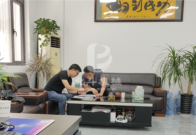 云南客戶來(lái)北斗機(jī)械考察稻殼炭化機(jī)