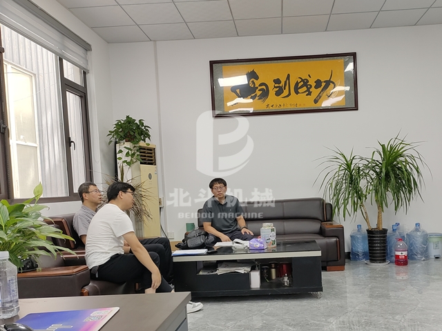 客戶(hù)來(lái)我廠實(shí)地考察了解玉米芯炭化機(jī)