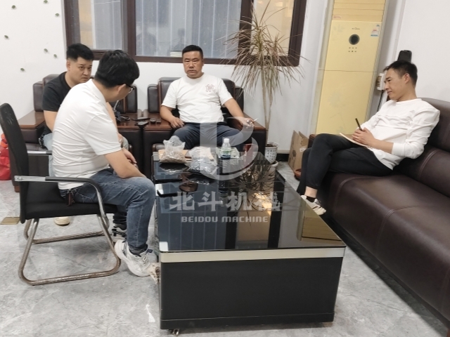 讓設(shè)備發(fā)聲,客戶來(lái)我廠考察新型炭化機(jī)