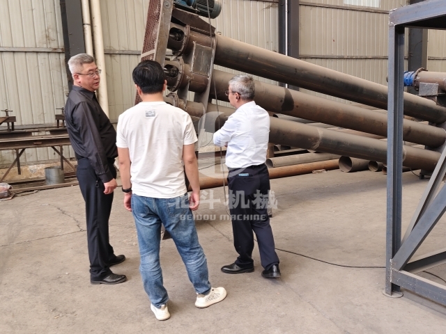 客戶考察新型生物質(zhì)炭化機(jī),共探綠色回收體系