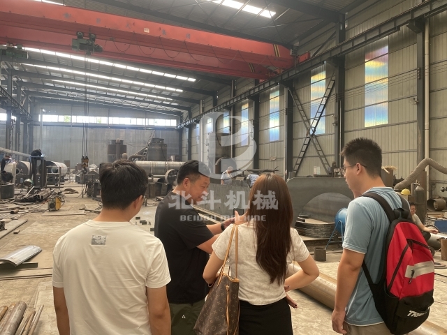 客戶慕名而來實(shí)地考察我廠新型連續(xù)炭化機(jī)
